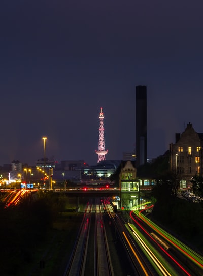 点燃的城市建筑在夜间
